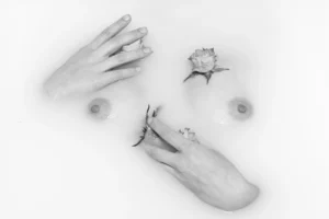 Akt v mléce ve vaně